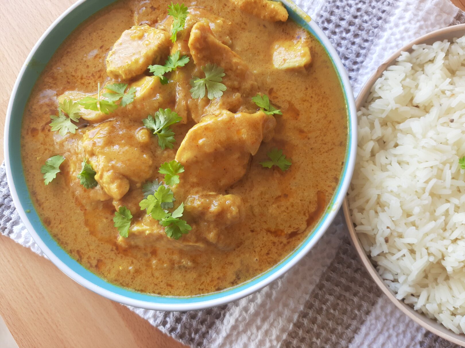 Poulet au curry et riz à la cardamome