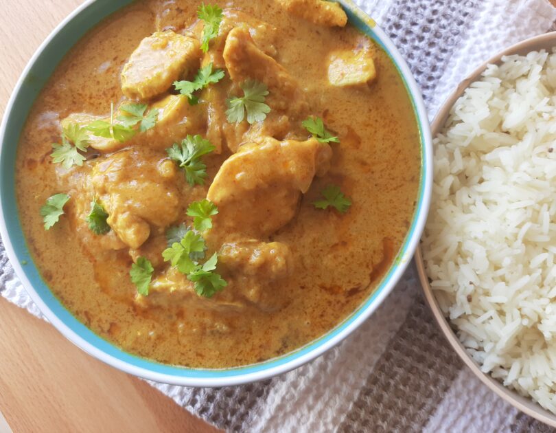 Poulet au curry et riz à la cardamome
